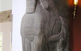 Pergamonské muzeum - Německo - Berlín - Pergamon museum - Nimrud, trůní sál, sochy ochranných démonů Schedu s tělem lva, křídly a lidskou hlavou