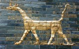 Německé slavnosti během roku - přehled - Německo - Berlín -  Pergamon muzeum, reliéf draka (symbol boha Marduka) z Ištařiny brány z glazovaných cihel