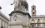 Kapitol - Itálie - Řím - vrchol schodiště Cordonata s jednou ze soch Kastora a Poluxe, návrh Michelangelo