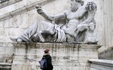 Řím, Vatikán, Ostia Antica po stopách Etrusků letecky s koupáním 2023 - Itálie - Řím - sochařská výzdoba renesančního Palazzo Senatorio, socha personifikuje Nil