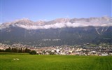 Innsbruck - Rakousko - na horských úbočích nad Innsbruckem se rozpouštějí mraky