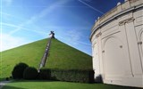 Příroda, památky UNESCO a tradice zemí Beneluxu 2021 - Belgie - Waterloo, Butte du Lion, umělý pahorek 41 m vysoký, navršený 1824-6