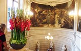 Brusel - Belgie - Brusel, Hôtel de Ville, Lví schodiště, květiny dotváří prostor a náladu