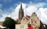 Příroda, památky UNESCO a tradice zemí Beneluxu 2021 - Belgie - Bruggy, Onze Lieve Vrouwekerk, 1230-1465 z paluby výletní lodi.