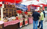 Quimper - Francie - Bretaň - Quimper, ve městě probíhá právě trh