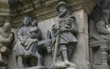 Guimiliau - Francie - Bretaň - Guimiliau, Kalvárie, Útěk do Egypta, biblické postavy v renesančním oblečení