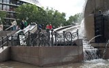 Kurfürstendamm - Německo - Berlín - Weltkugelbrunnen - postavy křepčí v závojích vody na blocích červené žuly.