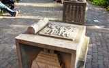Mohuč - Německo - Porýní - Mohuč, Památník písmen, přední kostka Mezopotámie a zikurat, vzadu Egypt (poušť a Nil)