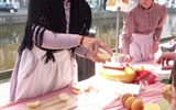 holandské sýry - Holandsko - prodejkyně na trhu v Alkmaaru
