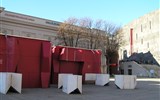 Muzejní čtvrť MuseumsQuartier - Rakousko - Vídeň - MUMOK, občas se umělecké objekty objeví i před muzeem