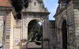 Condom - Francie - Gaskoňsko - Condom, zbytek biskupské rezidence ze 16.stol, vedle brány se zachovala jen kaple sv.Kateřiny