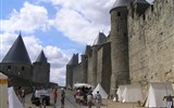 Languedoc, katarské hrady, moře Lví zátoky a kaňon Ardèche letecky 2023 - Francie - Carcassonne, lices, prostor mezi vnitřní a vnější hradbou