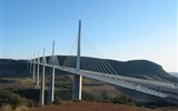 Zelený ráj jižní Francie - Francie - Millau - most dlouhý 2.460 m je zavěšený na 7 betonových pilířích