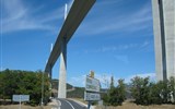 Most Millau - Francie - Millau - elegantní křivka mostu krájí oblohu vysoko nad hlavami