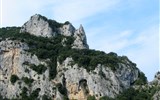 Ardèche - Francie - kaňon řeky Ardèche se zařezává do křídových vápenců místního krasu