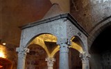 Sovana - Itálie - Lazio - Sovana, S.Maria Maggiore, ciborium zdobené rostlinými a geometrickými motivy