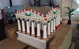 Sovana - Itálie - Lazio - Sovana, Tomba Ildebranda, rekonstrukce chrámu nad hrobkou v Pretorian Palace