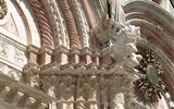 Florencie, Siena, Lucca -  poklady Toskánska letecky 2021 - Itálie - Lazio - Siena, Duomo, detail portálu