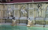 Památky Sieny - Itálie - Lazio - Siena, Fonte Gaia, sochy Ctností (+ Madona a Adam a Eva)