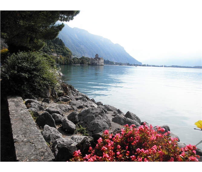 Hrady, zahrady, města a hory Savojska 2021 - Švýcarsko - hrad Chillon stojí na východním břehu Ženevského jezera