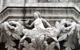 Benátky - Itálie - Benátky -  Dóžecí palác, hlavice sloupů arkád z istrijského kamene