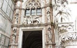 Dóžecí palác - Itálie - Benátky - Dóžecí palác, gotická Porta della Carta, hlavní vstup do paláce, 1438-42
