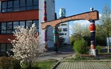 Hundertwasser - Německo - Wittenberg - Hundertwasserschule, Hundertwasserovy typické brány