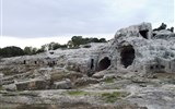 Syrakusy - Itálie - Sicílie - Syrakusy, Necropoli Grotticelle, tzv. Archimédova hrobka, ve skutečnosti římské hroby