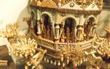Seiffen a advent na Stříbrné stezce - Německo - Seiffen - Muzeum hraček, tenhle lustr figurkami nešetří