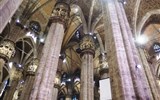 Nejkrásnější zahrady, jezera a Alpy Lombardie 2022 - Itálie - Milán - katedrála Santa Maria Nascente je 5 lodní, pilíře se sochami světců