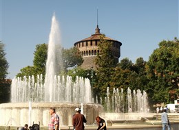 Itálie - Milán - kouzlo vodotrysků před Castello Sforzesco