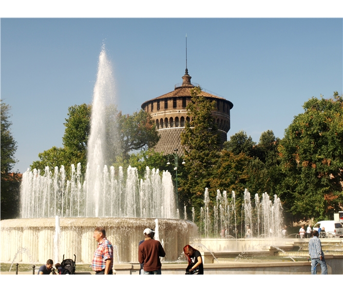 Milano a jezera Maggiore a Lugano a horský vláček 2023 - Itálie - Milán - kouzlo vodotrysků před Castello Sforzesco
