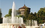 Milano, Turín, Janov a Cinque Terre letecky a rychlovlakem 2023 - Itálie - Milán - kouzlo vodotrysků před Castello Sforzesco