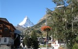 Zermatt - Švýcarsko - Zermatt a nad ním věčná stráž Matterhorn