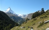 Matterhorn - Švýcarsko - Gourmetweg, sestupujeme k Zermattu a  nad námi stále Matterhorn