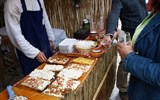 Adventní trhy v Budapešti - Maďarsko - Tokaj - oblíbená pochoutka Lepény - čtvercové placky pečené v hliněné peci se slaninou, sýrem nebo smetanou