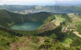 Azorské ostrovy, San Miguele a Terceira, Lisabon 2022 - Portugalsko - Azory - výhled z Miradouro da Grota do Inferno do kaldery Sete Cidades, vpředu tufitický kráter  Lagoa do Santiago