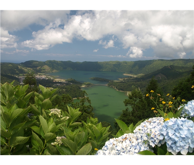 Azorské ostrovy, San Miguele a Terceira, Lisabon a slavnosti Sv. Jana Křtitele 2022 - Portugalsko - Azory - Sete Chiades, vpředu Lago Verde, vzadu Lago Azul.