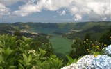 Azorské ostrovy, San Miguele a Terceira - Portugalsko - Azory - Sete Chiades, vpředu Lago Verde, vzadu Lago Azul.