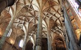 Zájezdy pro seniory - Fotografie - Portugalsko - Lisabon - kostel sv.Jeronýma, klenba působí dojmem že se vznáší nad sloupy