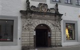Za památkami UNESCO v Krušnohoří  a zážitková muzea 2020 - Německo - Freiberg - bohatě zdobený portál domu č.1 na Obermarktu, původně starosty Jonase Schönlebeho