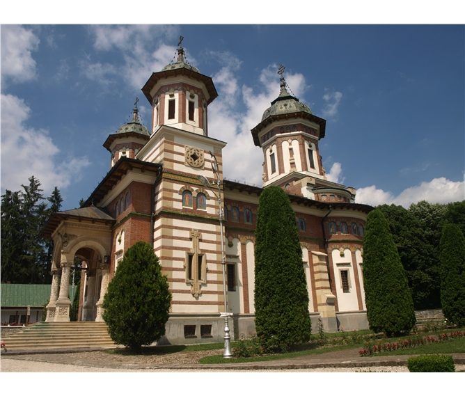 Rumunsko a perly Transylvánie 2022 - Rumunsko - klášter Sinaia, kostel Nejsvětější Trojice, tzv. Nový, 1842-6