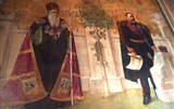 Sinaia - Rumunsko - kostel Nejsvětější Trojice, předsíň, primas církve Josef Gheorghian a Karel I.
