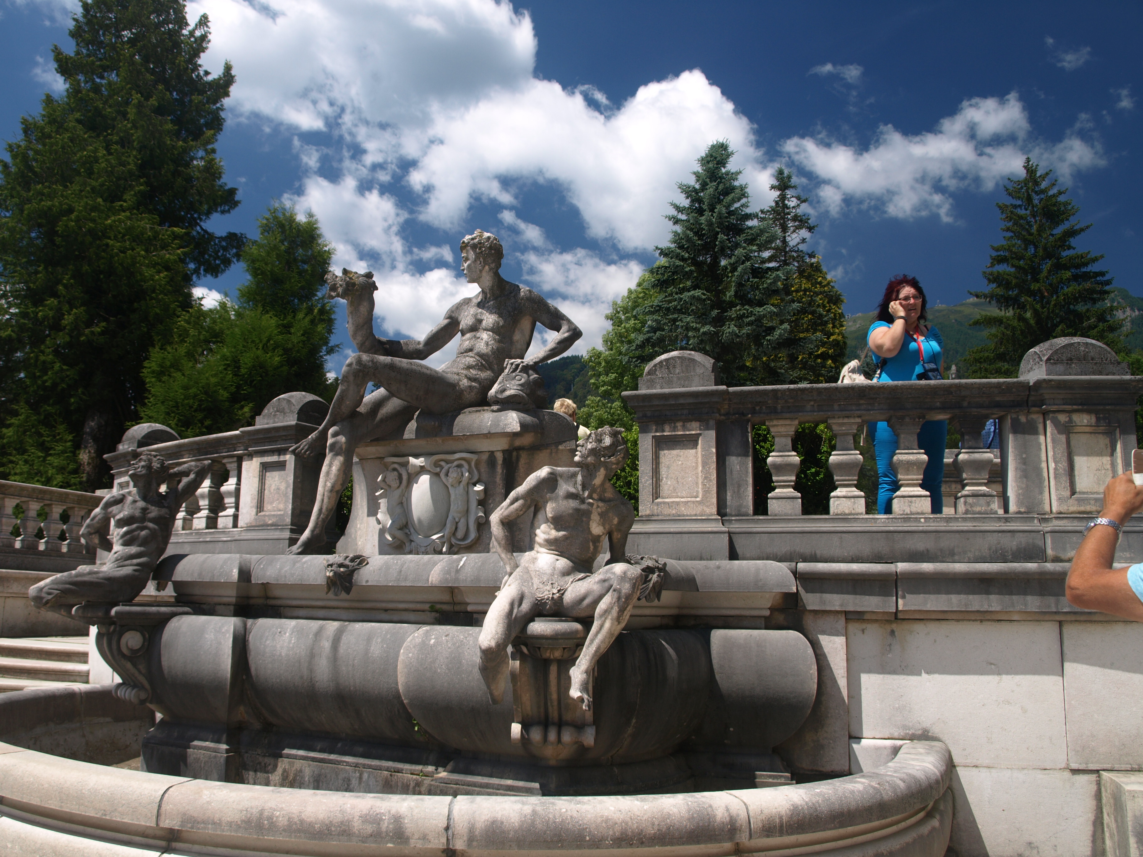 Rumunsko a perly Transylvánie 2022 - Rumunsko - Peles, sochy na fontáně před zámkem