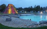Štýrsko, hory a barevné termály, zážitkový víkend 2023 - Rakousko - Štýrsko - Bad Blumau, tzv. Vulkán, zdroj termální vody 38°C teplé, kouzlo večerního koupání