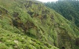 Sete Cidades - Portugalsko - Azory - strmé svahy kaldery Sete Cidades dosahují převýšení až 400 metrů