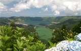 Azorské ostrovy, San Miguele a Terceira, Lisabon a slavnosti Sv. Jana Křtitele 2023 - Portugalsko - Azory - Sete Cidades, vpředu Lago Verde, vzadu Lago Azul