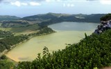 Azorské ostrovy, San Miguele a Terceira, Lisabon 2023 - Portugalsko - Azory - Lagoa das Furnas, barva vody způsobená exhalacemi  - doznívání sopečné činnosti