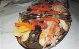 Azorské ostrovy, San Miguele a Terceira, Lisabon 2022 - Portugalsko - Azory - Furnas, cozido - to je kuřecí, vepřové, hovězí, brambory, mrkev, zelí, jelito, slanina,..