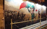 Lisabon - Portugalsko - Lisabon, sgrafiti -  vzpomínka na Karafiátovou revoluci, konec fašistické diktatury v dubnu 1974